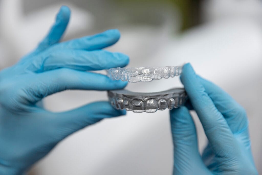 箍牙後牙齒移位|拆解二次箍牙判斷標準、成因與完整療程 1 close up dentist instruments